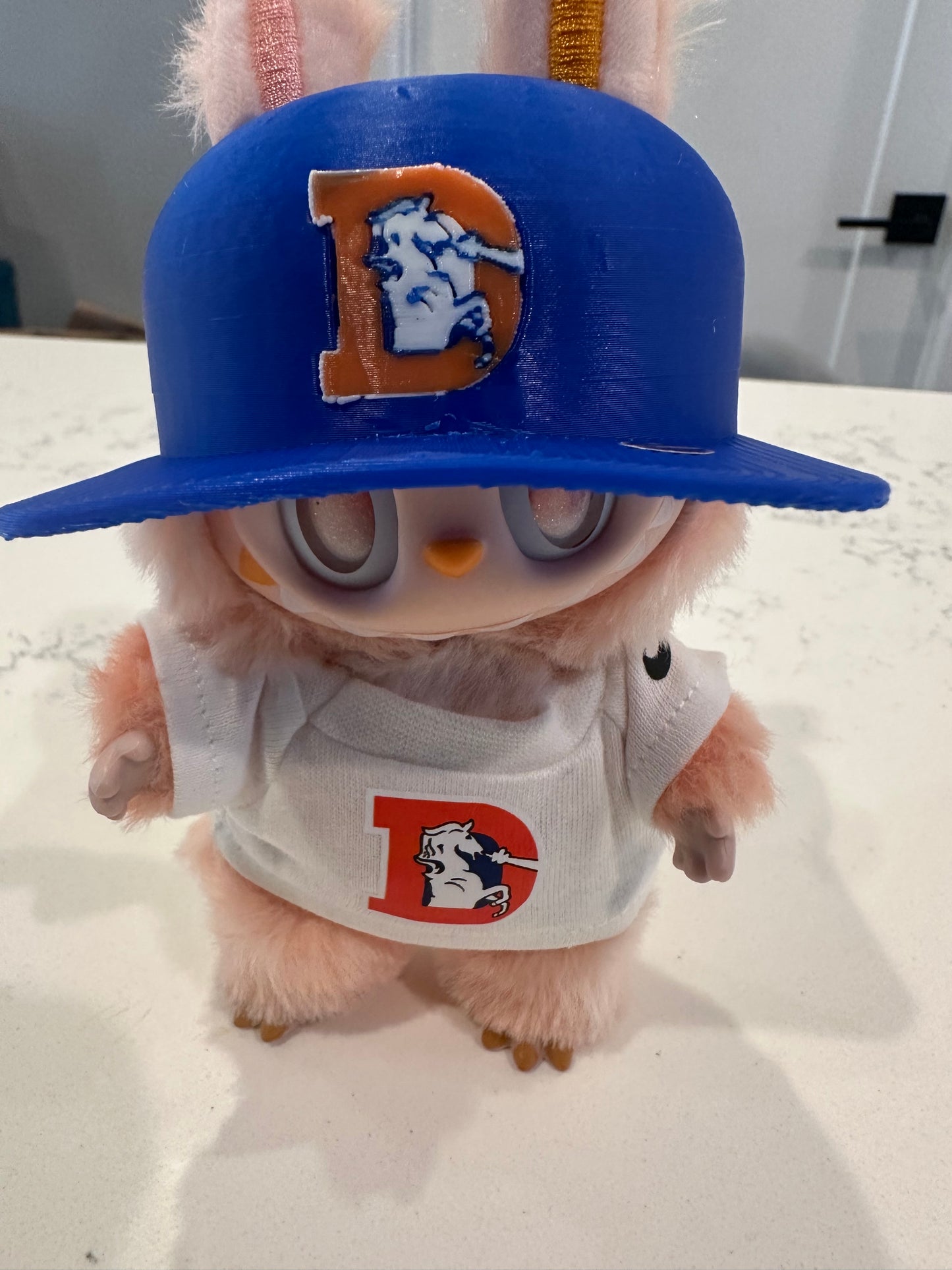 THE MONSTERS - Big Into Energy Vinyl Face "Denver  Broncos" Labubu