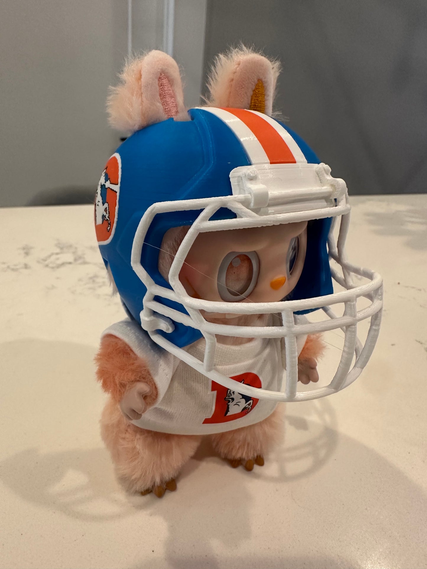 THE MONSTERS - Big Into Energy Vinyl Face "Denver  Broncos" Labubu