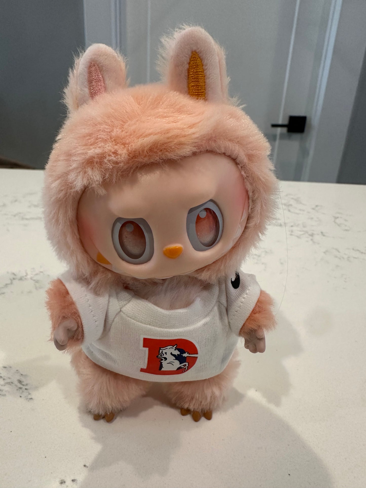 THE MONSTERS - Big Into Energy Vinyl Face "Denver  Broncos" Labubu