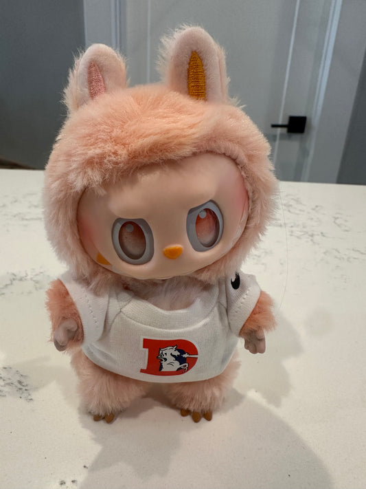 THE MONSTERS - Big Into Energy Vinyl Face "Denver  Broncos" Labubu